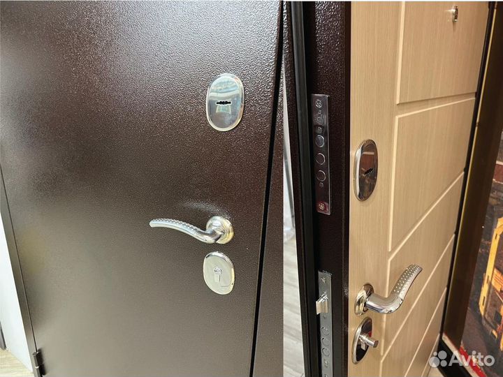 Металлическая дверь