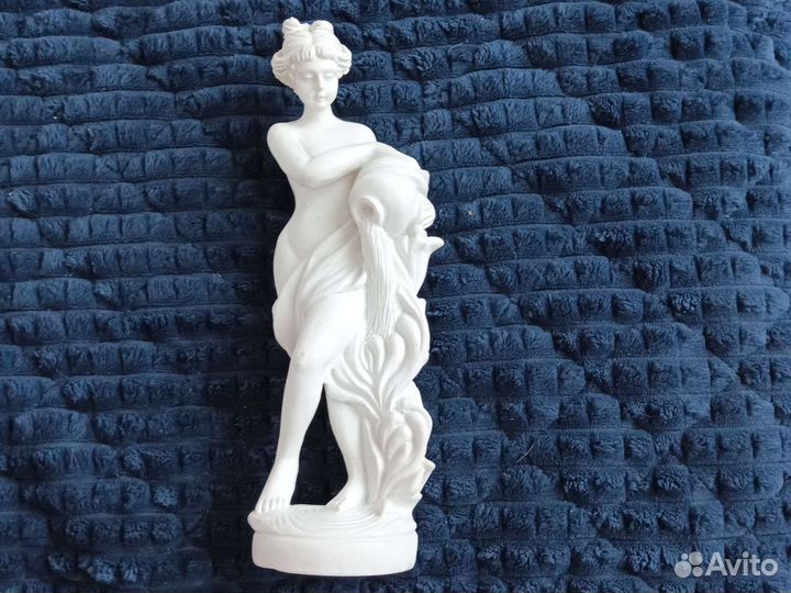 Статуэтка девушка с кувшином