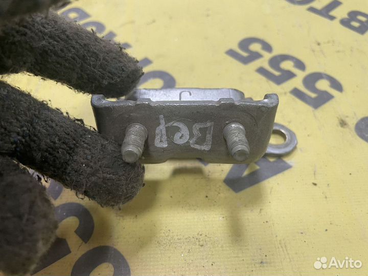 Петля задняя левая верхняя Nissan Primera P12