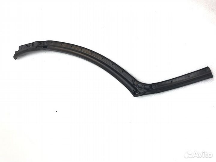 Уплотнитель стекла двери задний левый Land Rover