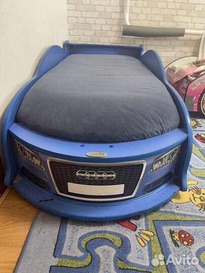 Детская кровать машина