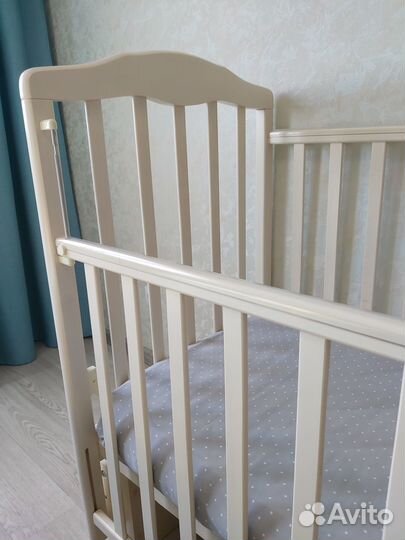 Детская кроватка с маятником