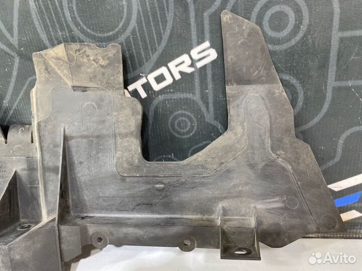 Воздуховод радиатора левый Audi Q7 4L BHK 2008