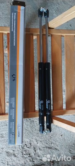 Новые амортизаторы для багажника Нива