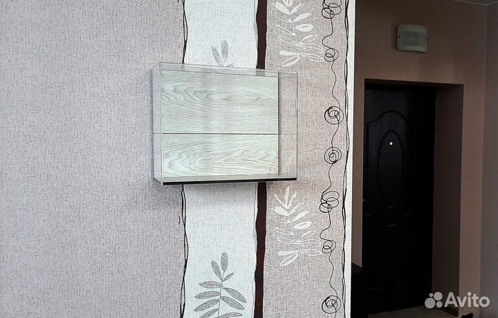 Настенный акриловый футляр. Закрытая полка стеклом