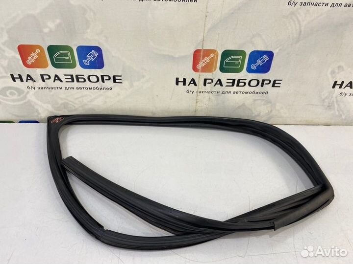 Уплотнительная резинка стекла двери передняя левая