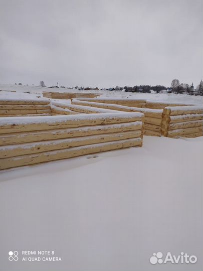 Срубы дома бани из зимнего леса