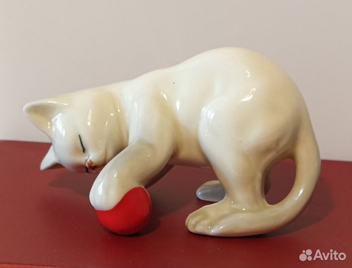 Статуэтка котенок с мячом Danbury Mint