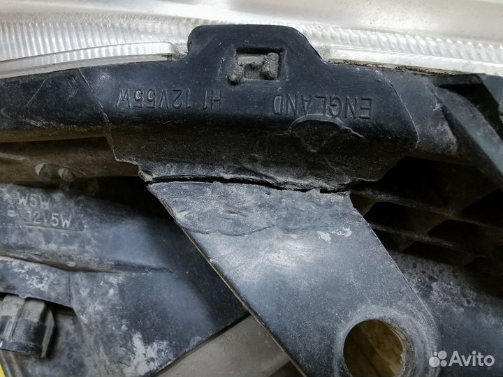 Фара Avensis 2003 (1489)