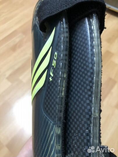 Футбольные щитки Adidas