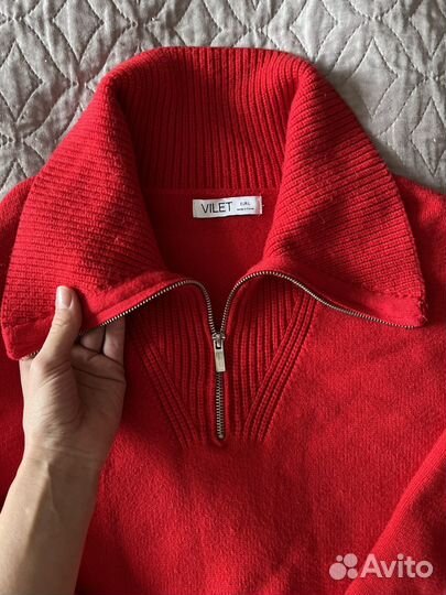 Свитер красный