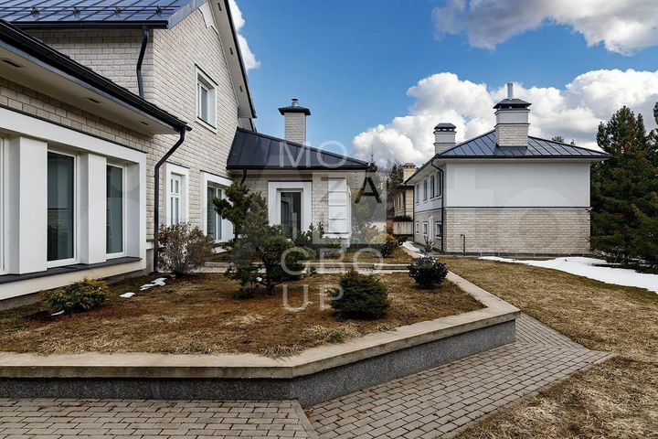 Коттедж 760 м² на участке 24,5 сот.