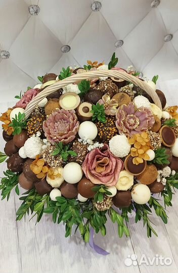 Букет в корзине из конфет на 8 марта