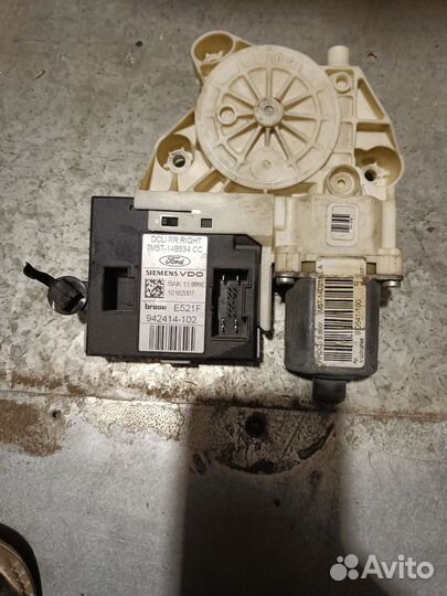 Мотор стеклоподъемника задний правый Ford Focus 2