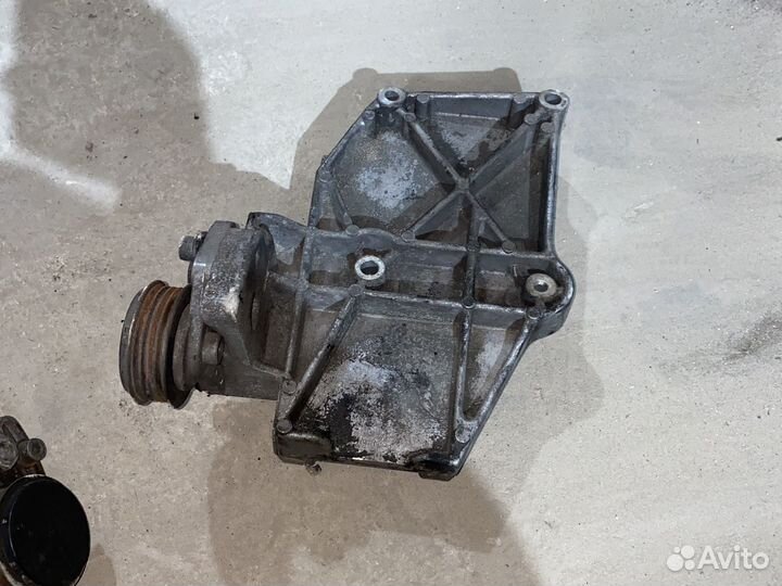 Кранштейн 028260885А Пассат Б5 Ауди А4 Шкода