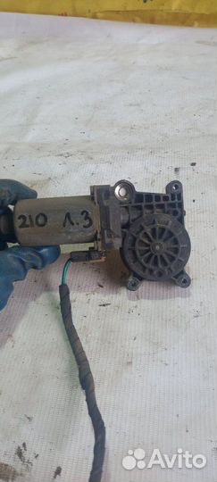 Моторчик стеклоподъемника задней левой двери