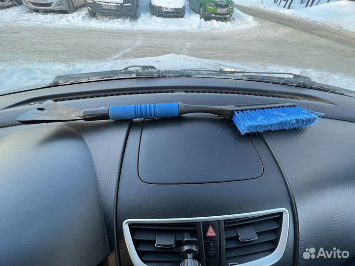 Щетка автомобильная для снега