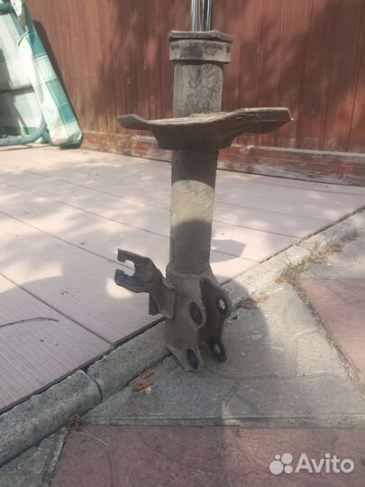 Амортизационная стойка передняя левая