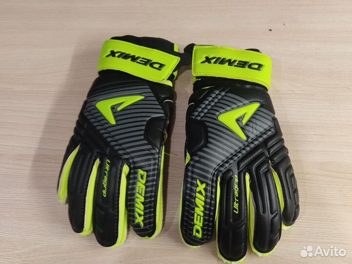 Вратарские перчатки demix
