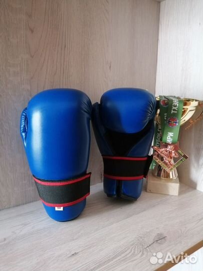 Перчатки для кикбоксинга и тхэквондо