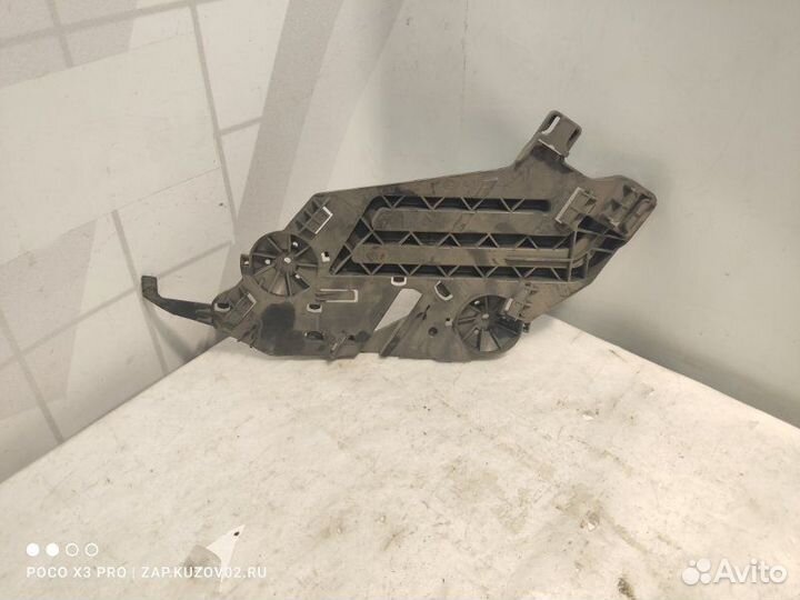 Кронштейн фары передний левый Skoda Octavia A5