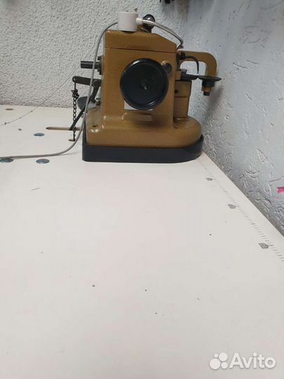 Скарняжная швейная машинка