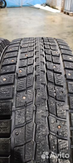 Dunlop SP Winter Ice 01 215/70 R16