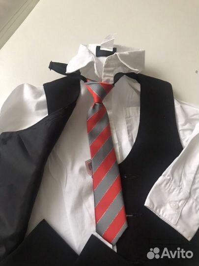 Брюки, жилет, сорочка, галстук