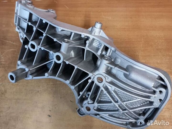 Кронштейн генратора Renault 688304373R