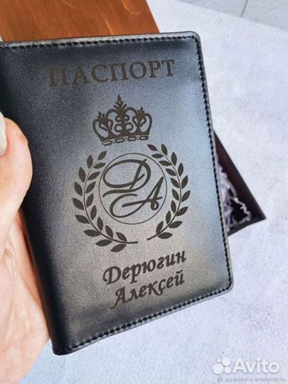 Обложка из кожи на паспорт с отсеками под карты