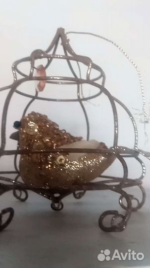 Птица в клетке