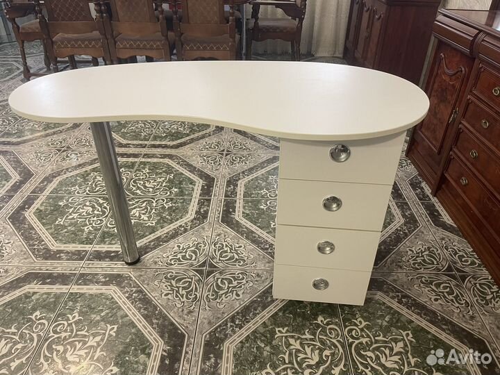 Маникюрный стол