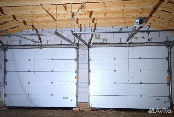 Секционные ворота с боковой дверью