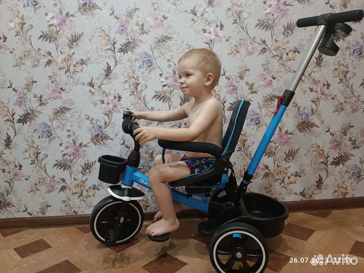 Трехколесный велосипед с ручкой