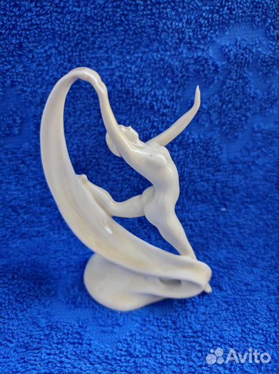 Фарфоровая статуэтка 