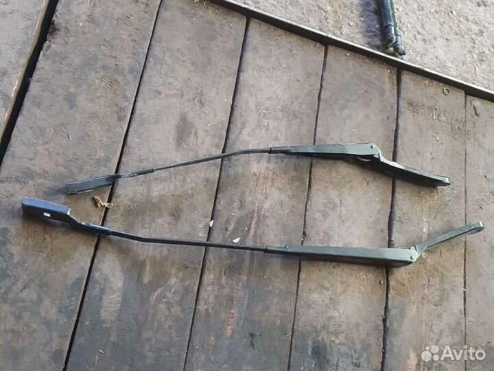 Поводок дворника Peugeot 308