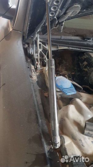 Стойки капота на Audi A8 D3