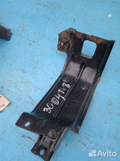 Кронштейн радиатора Mercedes W220 S320 2001