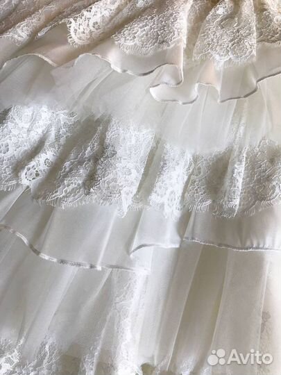 Свадебное белое платье с кружевом и бисером