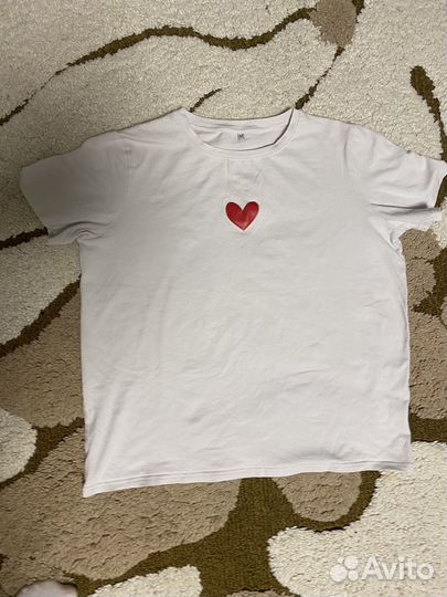 Белая футболка с сердцем