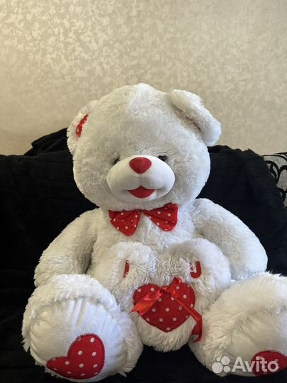 Большой плюшевый медведь