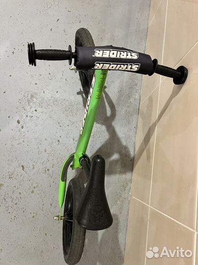 Беговел strider зеленый детский