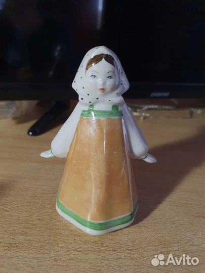 Статуэтка девочка в платке. дулево