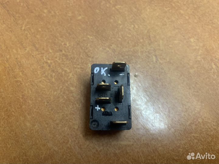 Кнопка блокировки дверей Ауди 80/100/A4/А6