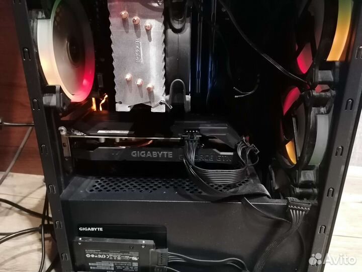 Игровой компьютер с монитором и клавиатурой