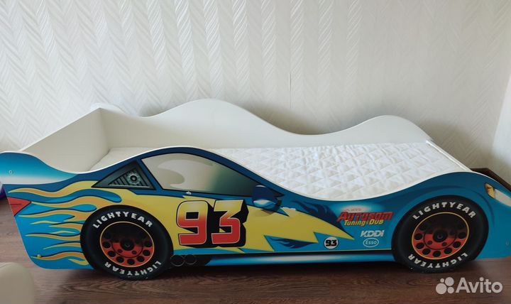 Детская кровать-машинка