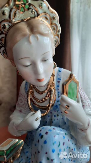 Фарфоровая статуэтка