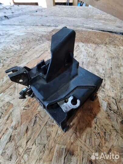 Замок двери задний левый audi 100 c4