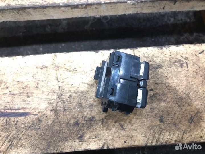 Кнопка обогрева сидений правая Bmw 5 E60 N52B25