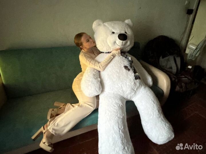 Большой плюшевый медведь